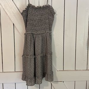 Spaghetti strap dress. Only worn 3 times.
Size Large, color is beige and black